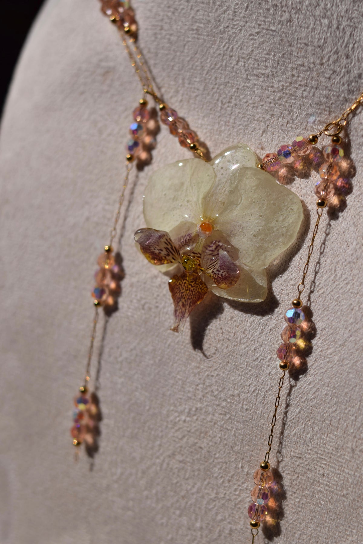 Colgante Orquídea Preservada – Doble Cadena Dorada con Cristales Rosados