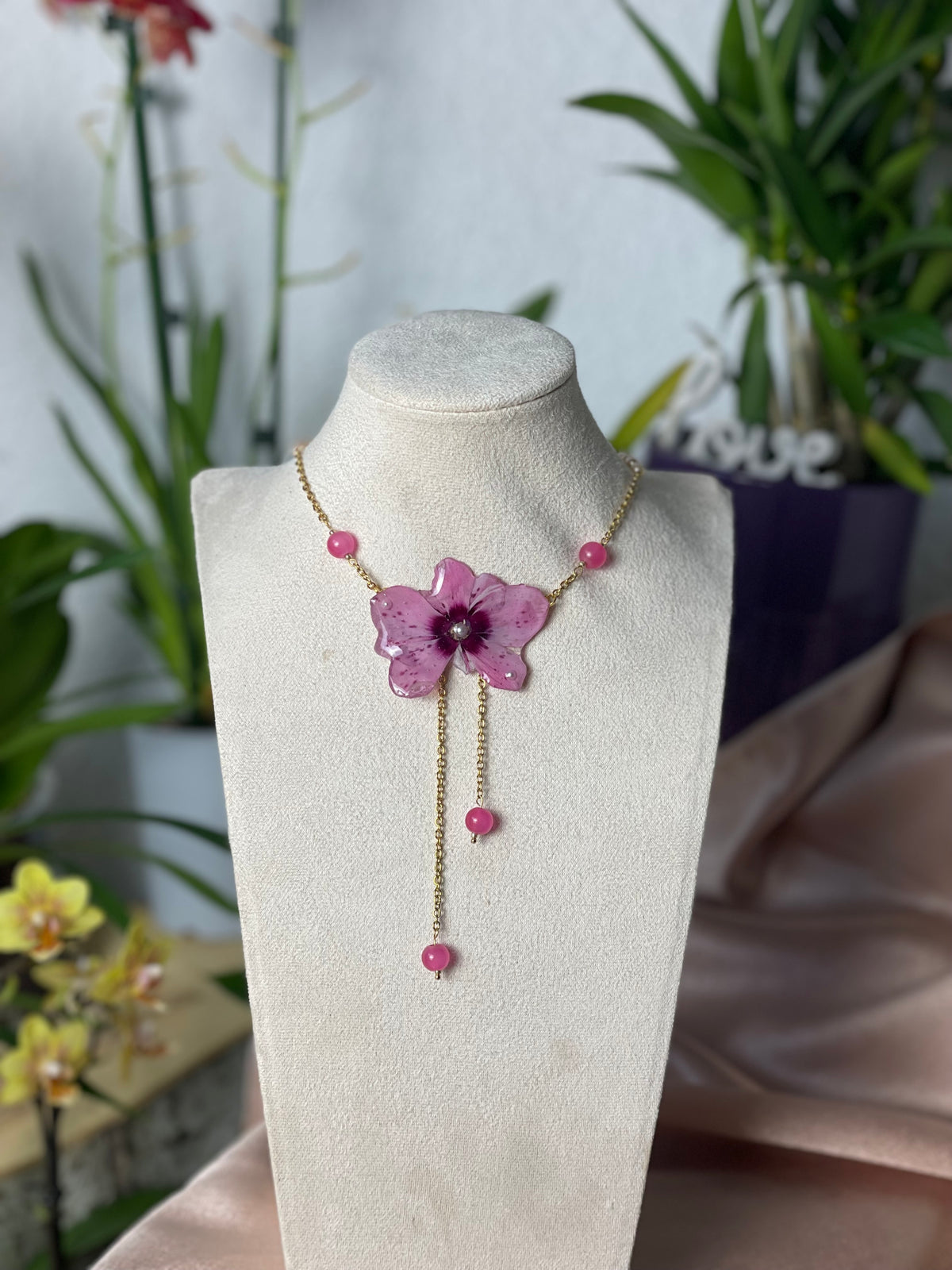 Colgante Cyclamen Rosa Real Encapsulado en Resina con Cadena de Perlas de Río – Joyería Artesanal