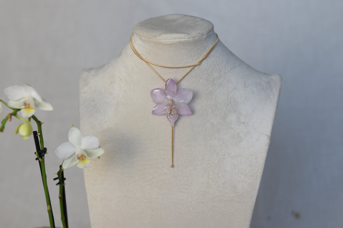 Colgante Mini Phalaenopsis Lila con Cadena Dorada Ajustable