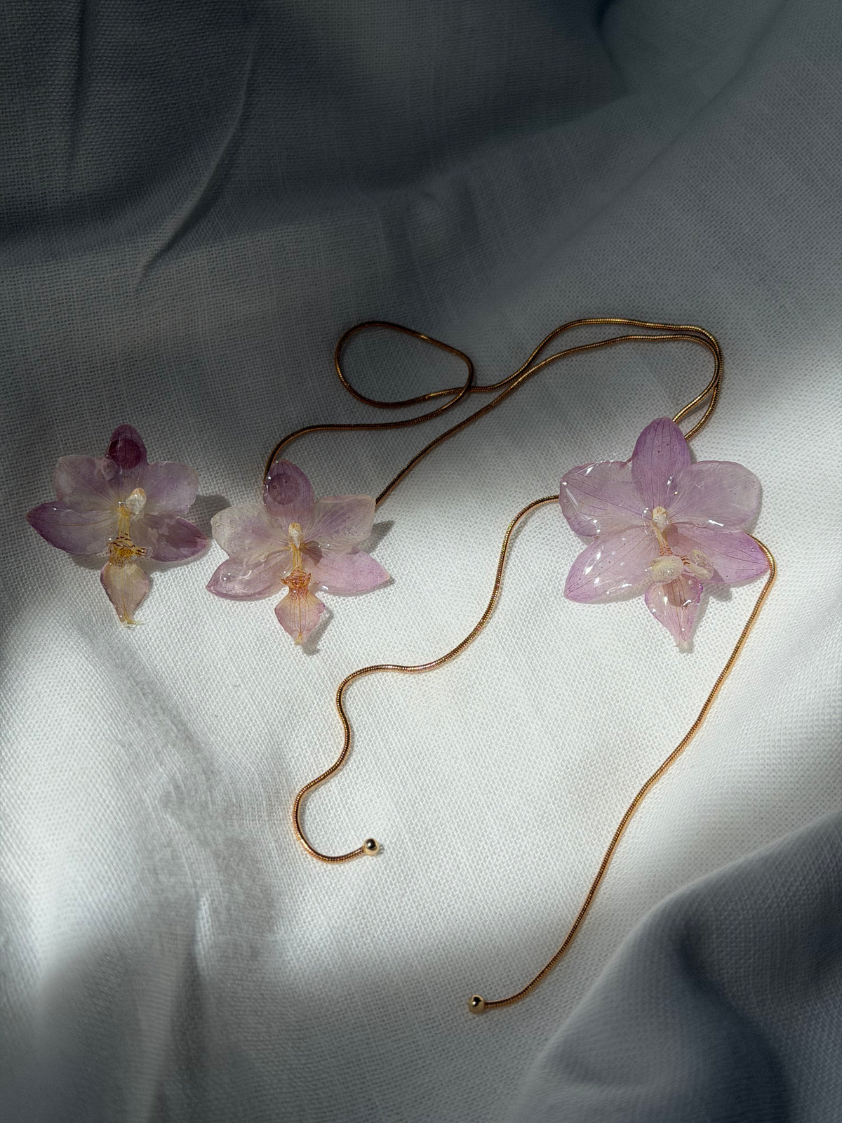 Colgante Mini Phalaenopsis Lila con Cadena Dorada Ajustable