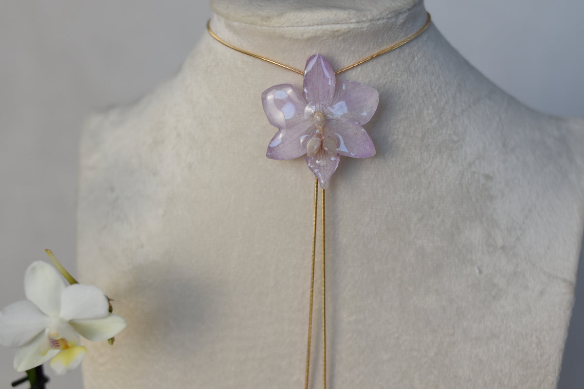 Colgante Mini Phalaenopsis Lila con Cadena Dorada Ajustable