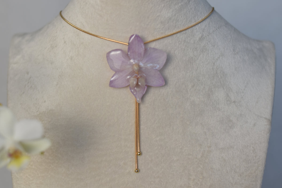 Colgante Mini Phalaenopsis Lila con Cadena Dorada Ajustable