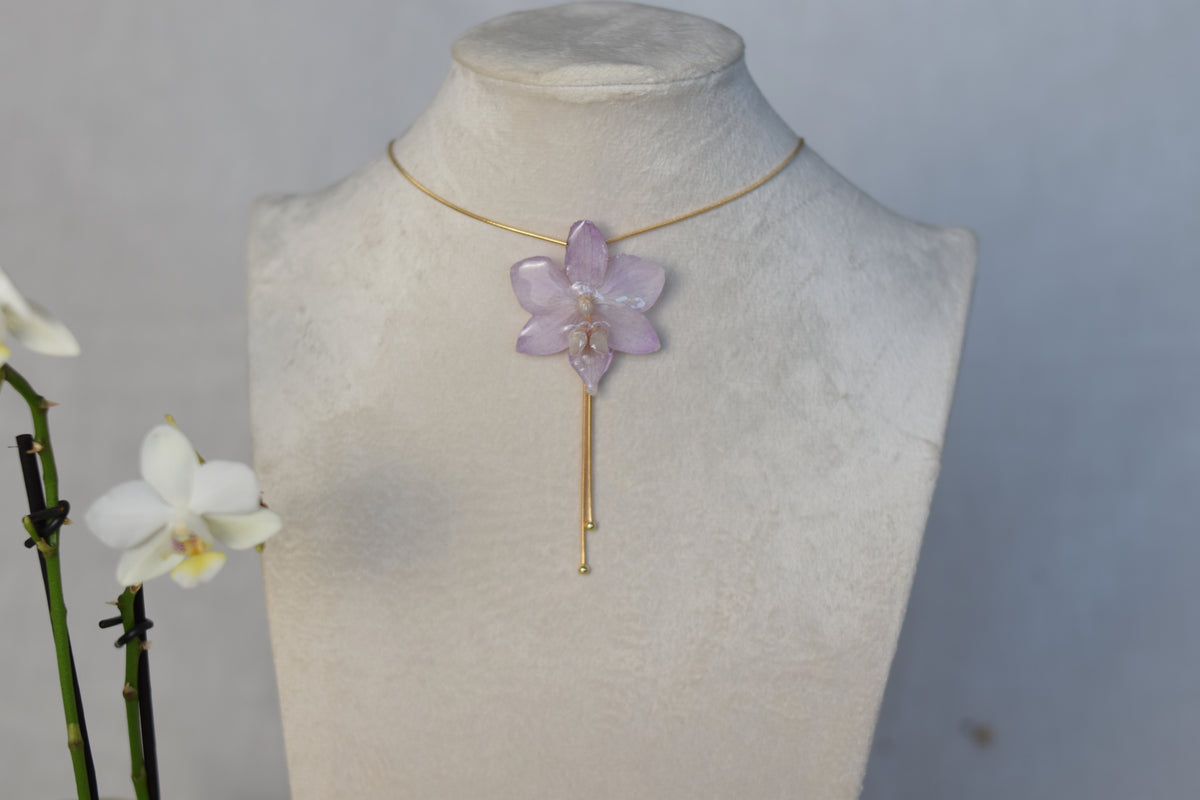 Colgante Mini Phalaenopsis Lila con Cadena Dorada Ajustable