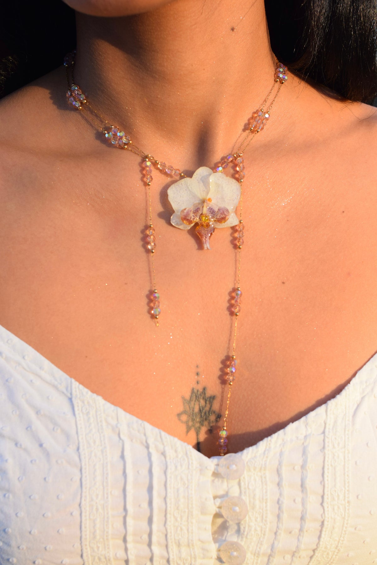 Colgante Orquídea Preservada – Doble Cadena Dorada con Cristales Rosados