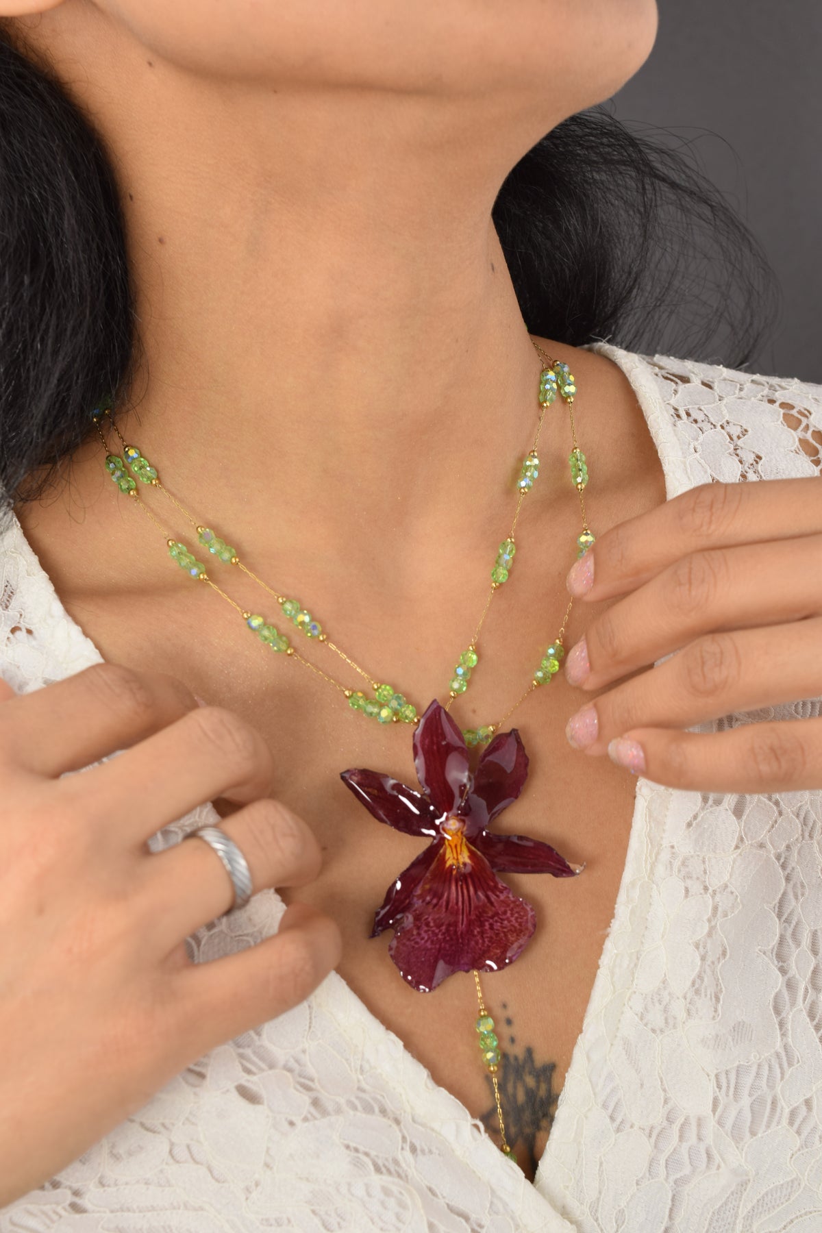 Colgante de Orquídea Oncidium Sharry Baby – Doble Cadena con Piedritas Verdes