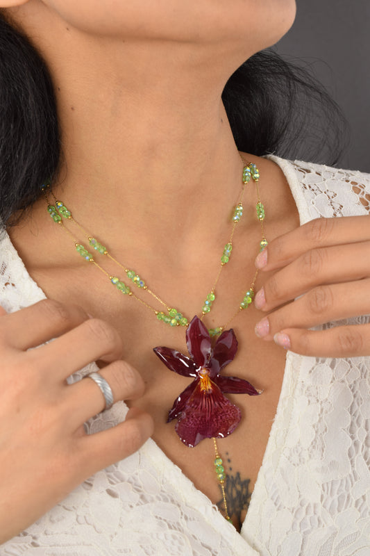 Colgante de Orquídea Oncidium Sharry Baby – Doble Cadena con Piedritas Verdes