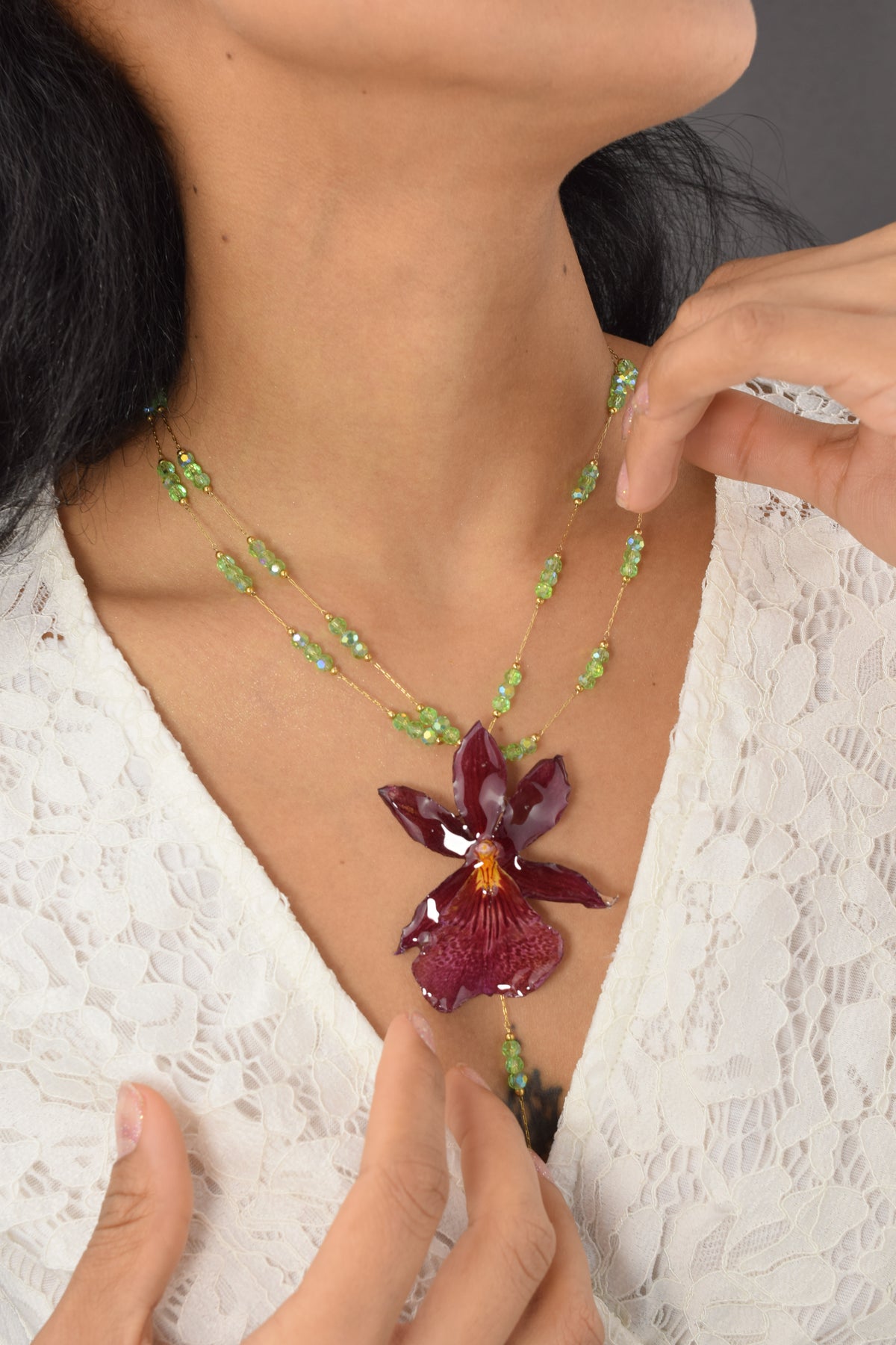 Colgante de Orquídea Oncidium Sharry Baby – Doble Cadena con Piedritas Verdes