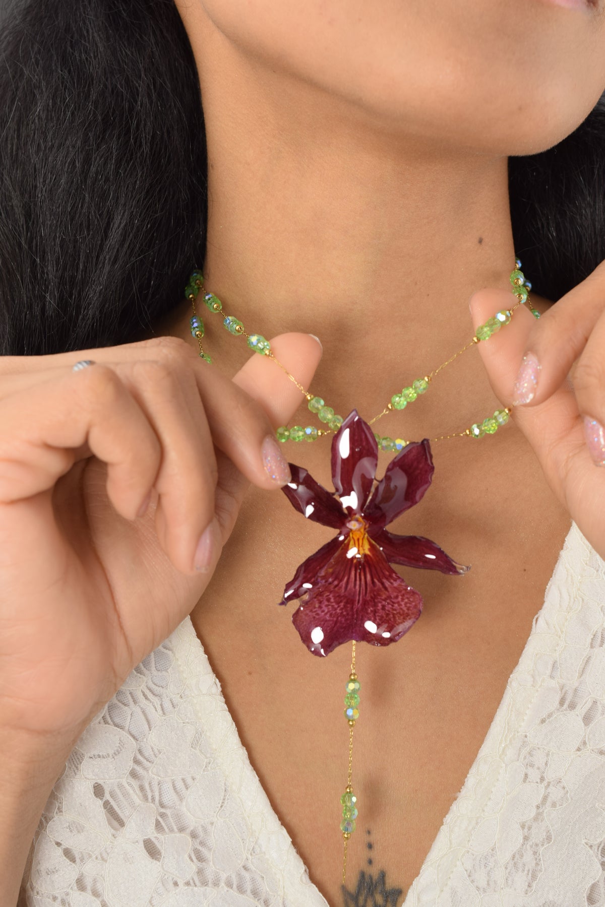 Colgante de Orquídea Oncidium Sharry Baby – Doble Cadena con Piedritas Verdes