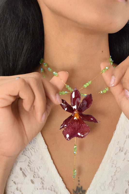 Colgante de Orquídea Oncidium Sharry Baby – Doble Cadena con Piedritas Verdes