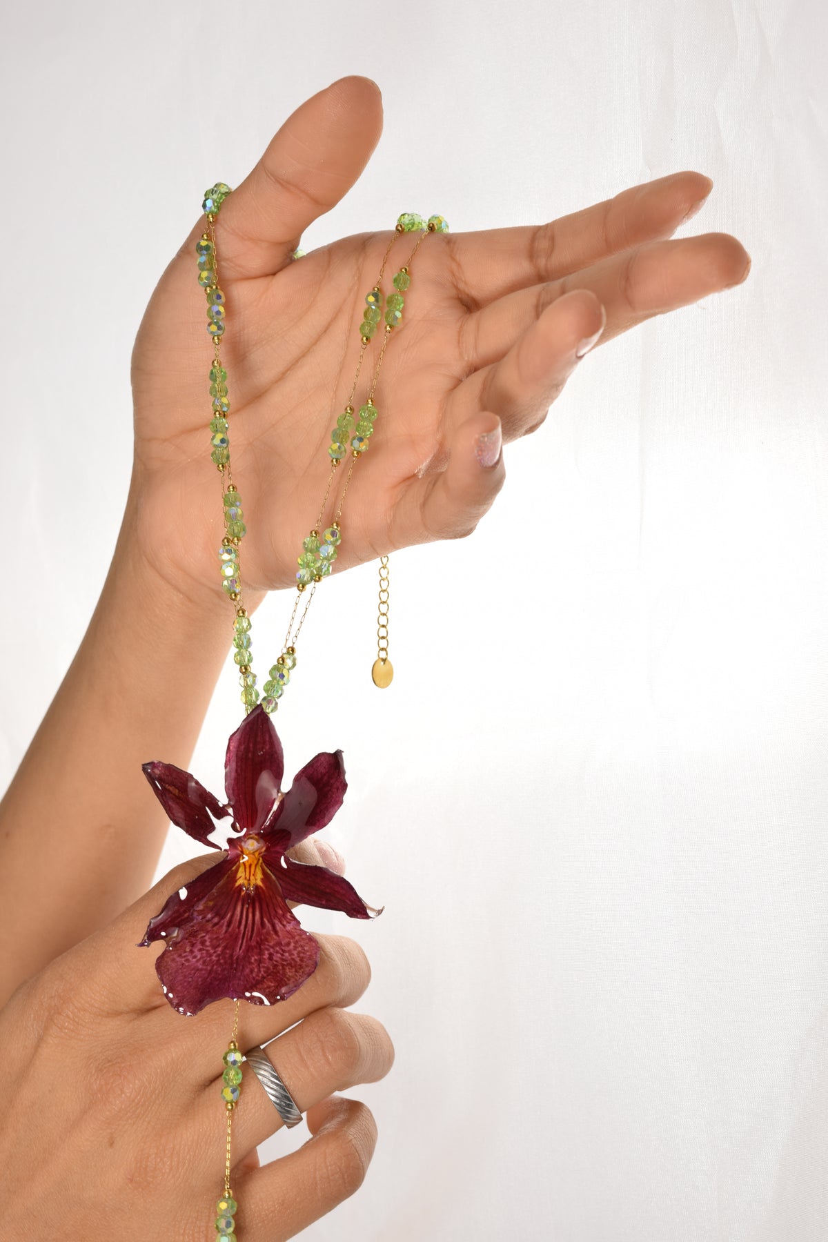 Colgante de Orquídea Oncidium Sharry Baby – Doble Cadena con Piedritas Verdes