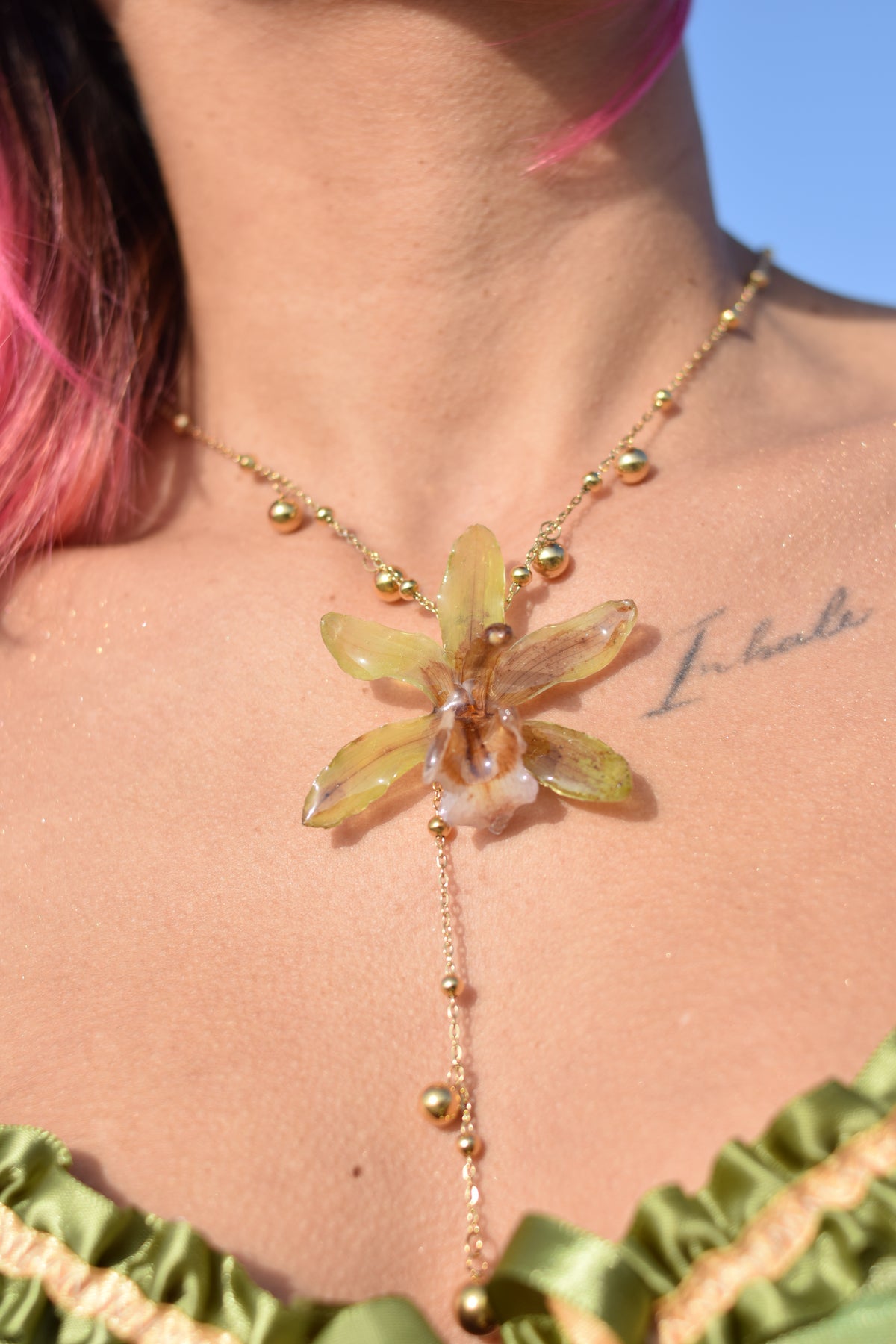 Colgante Orquídea Cymbidium Real Verde y Miel con Cadena de Acero y Detalles Dorados