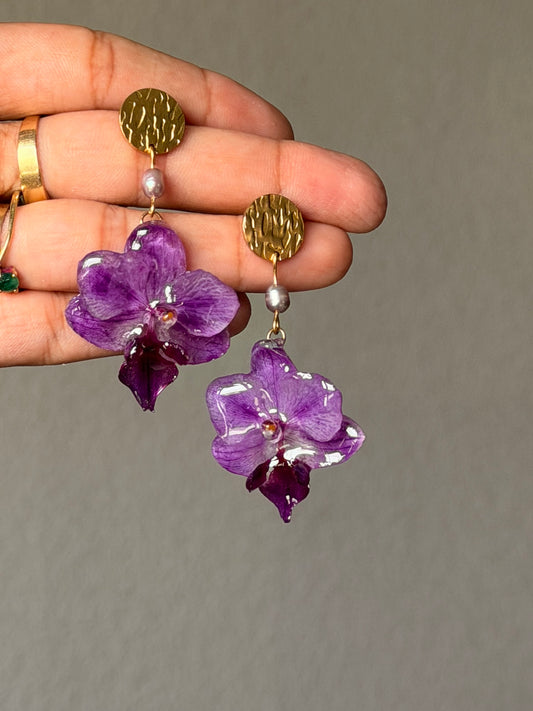 Pendientes de Orquídea Mini Phalaenopsis Natural con Caída - Detalles Morados y Perla Natural