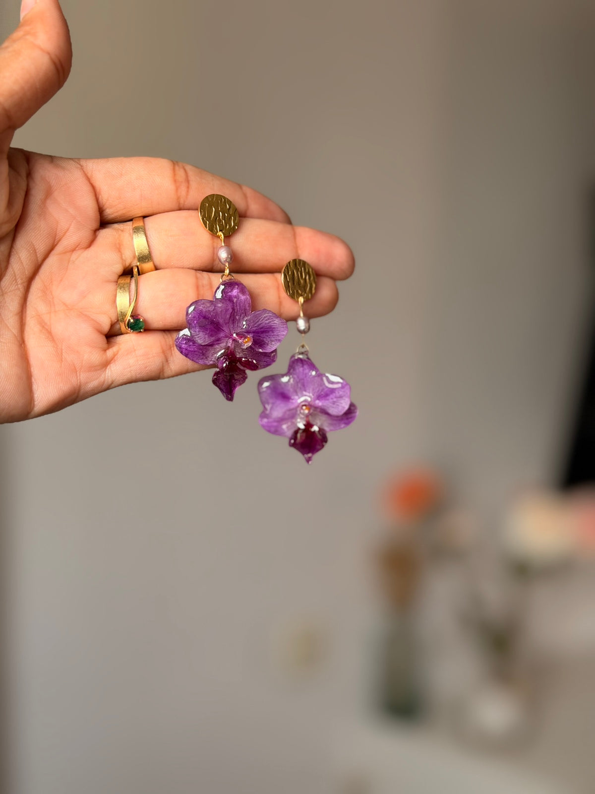 Pendientes de Orquídea Mini Phalaenopsis Natural con Caída - Detalles Morados y Perla Natural