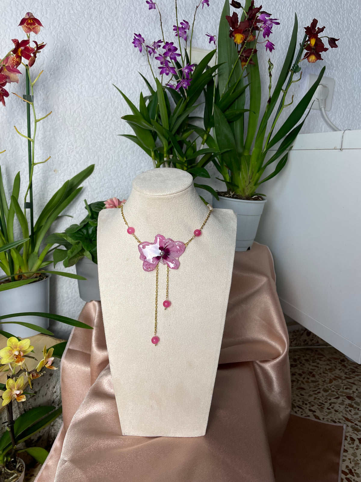 Colgante Cyclamen Rosa Real Encapsulado en Resina con Cadena de Perlas de Río – Joyería Artesanal