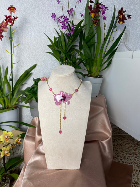 Colgante Cyclamen Rosa Real Encapsulado en Resina con Cadena de Perlas de Río – Joyería Artesanal