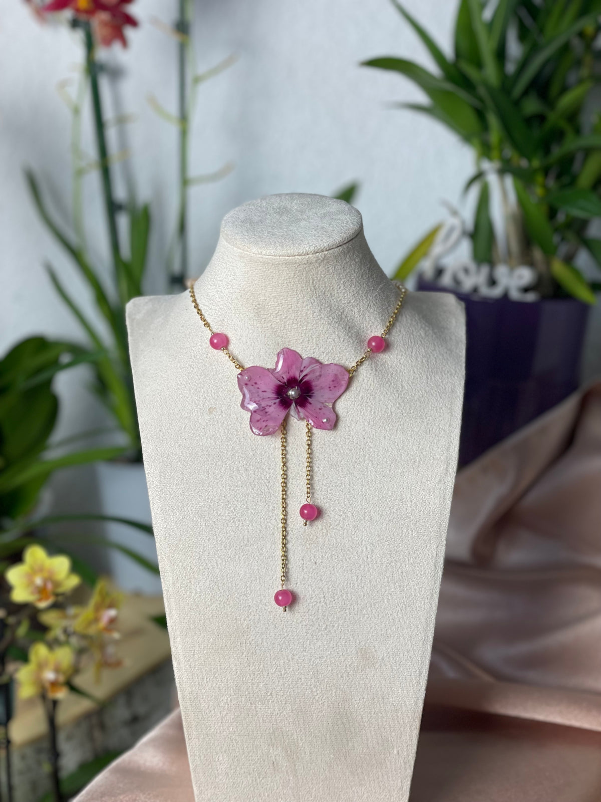 Colgante Cyclamen Rosa Real Encapsulado en Resina con Cadena de Perlas de Río – Joyería Artesanal