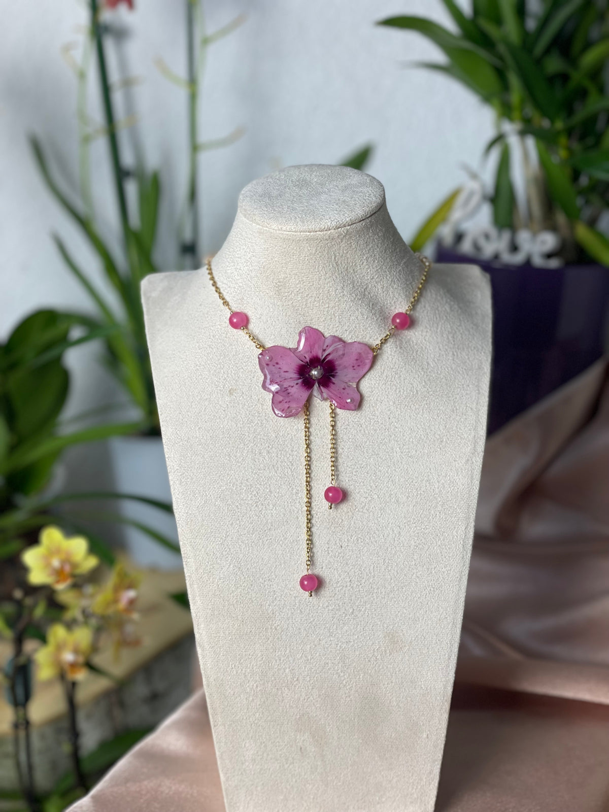 Colgante Cyclamen Rosa Real Encapsulado en Resina con Cadena de Perlas de Río – Joyería Artesanal