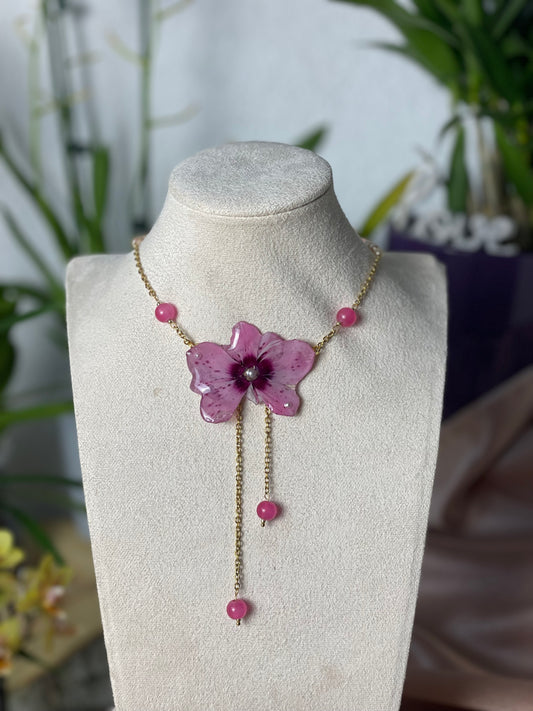 Colgante Cyclamen Rosa Real Encapsulado en Resina con Cadena de Perlas de Río – Joyería Artesanal