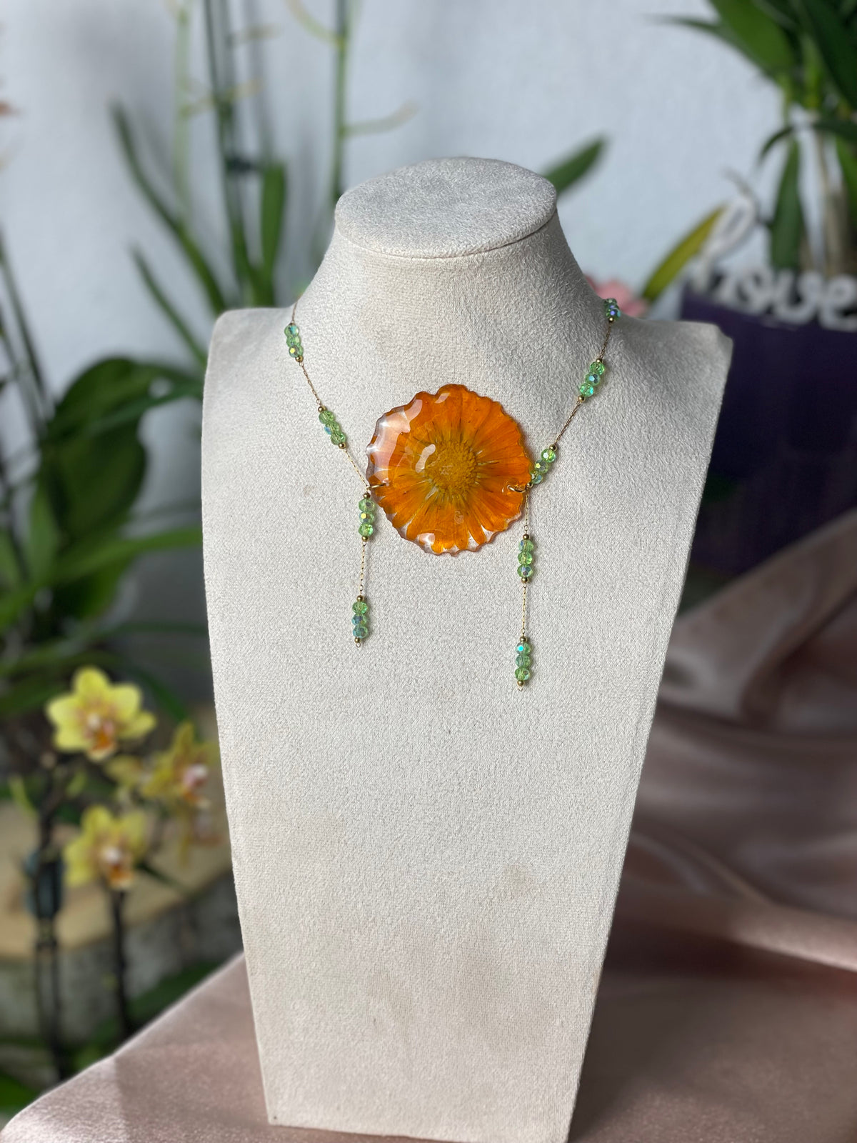 Colgante Margarita Natural en Tonos Naranja con Cadena de Piedritas Verdes – Joyería Artesanal