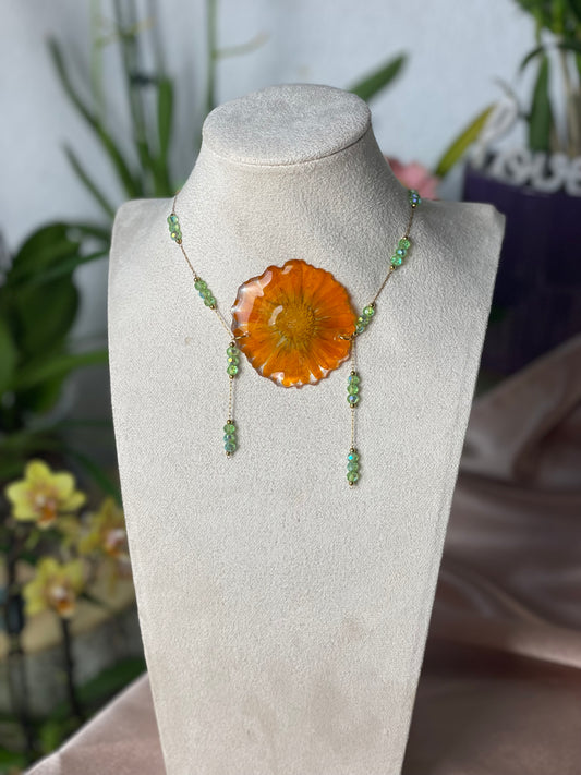 Colgante Margarita Natural en Tonos Naranja con Cadena de Piedritas Verdes – Joyería Artesanal