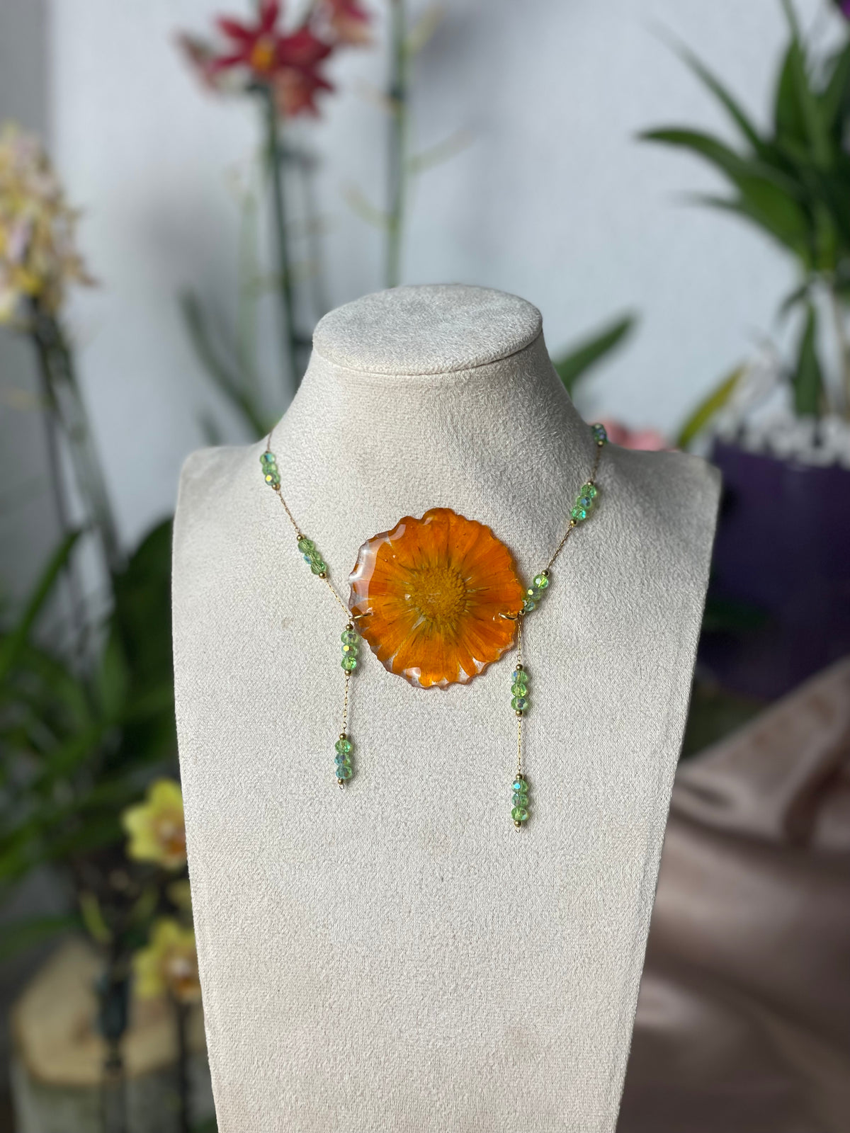 Colgante Margarita Natural en Tonos Naranja con Cadena de Piedritas Verdes – Joyería Artesanal