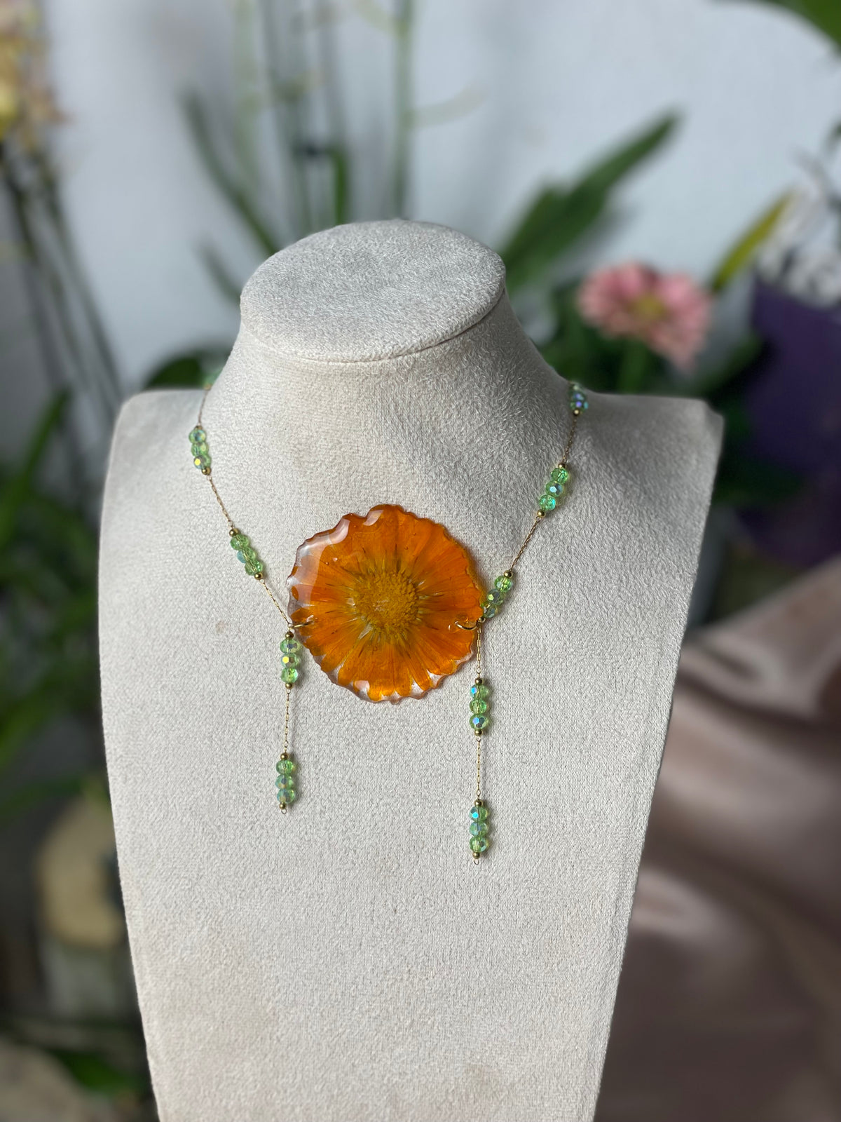 Colgante Margarita Natural en Tonos Naranja con Cadena de Piedritas Verdes – Joyería Artesanal