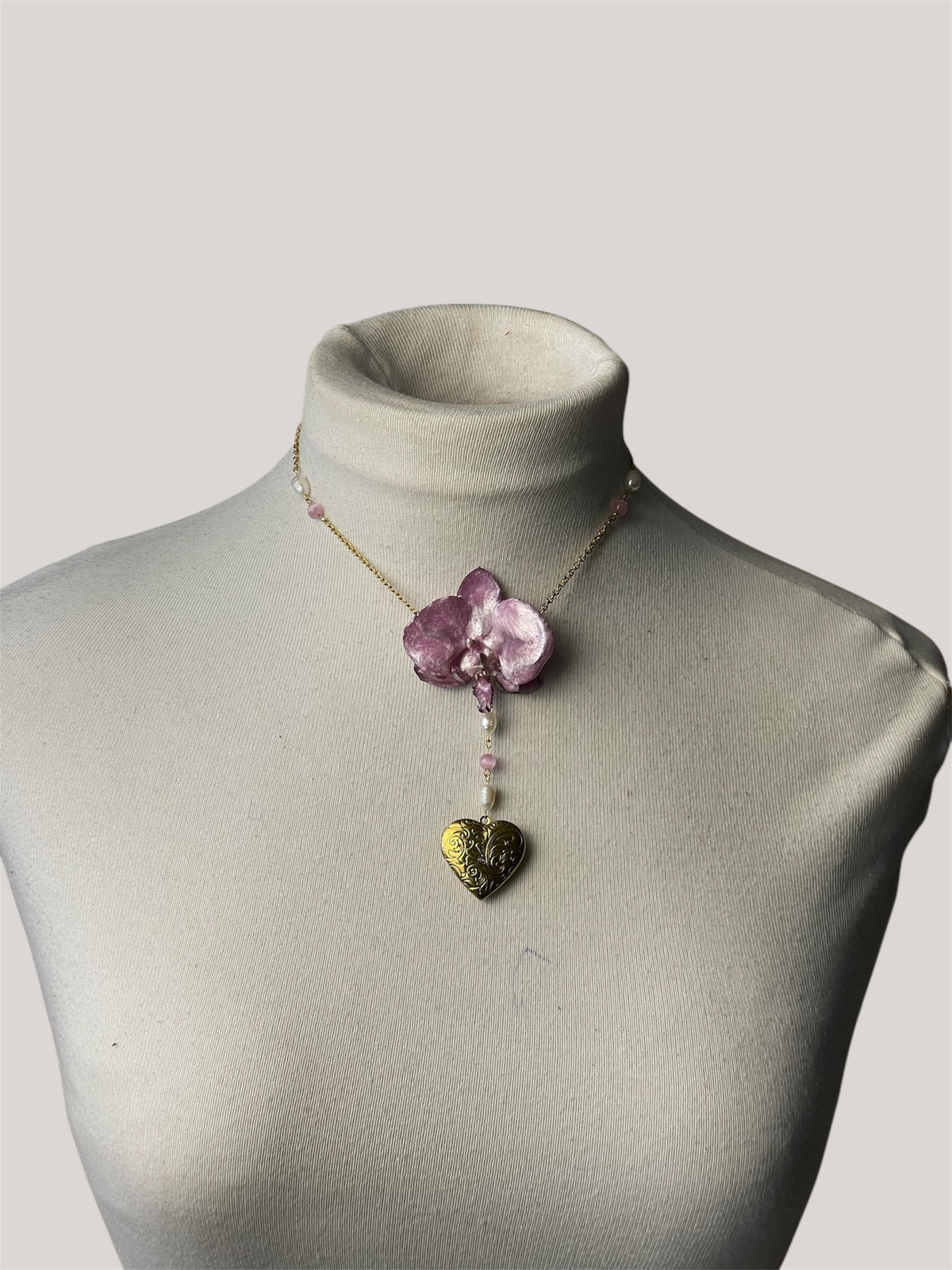 Orquidea con pigmento rosa perlado agregado