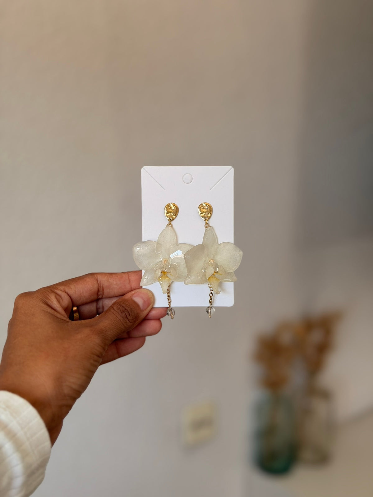 Pendientes de Orquídea Mini Phalaenopsis Natural con Caída - Detalles Dorados
