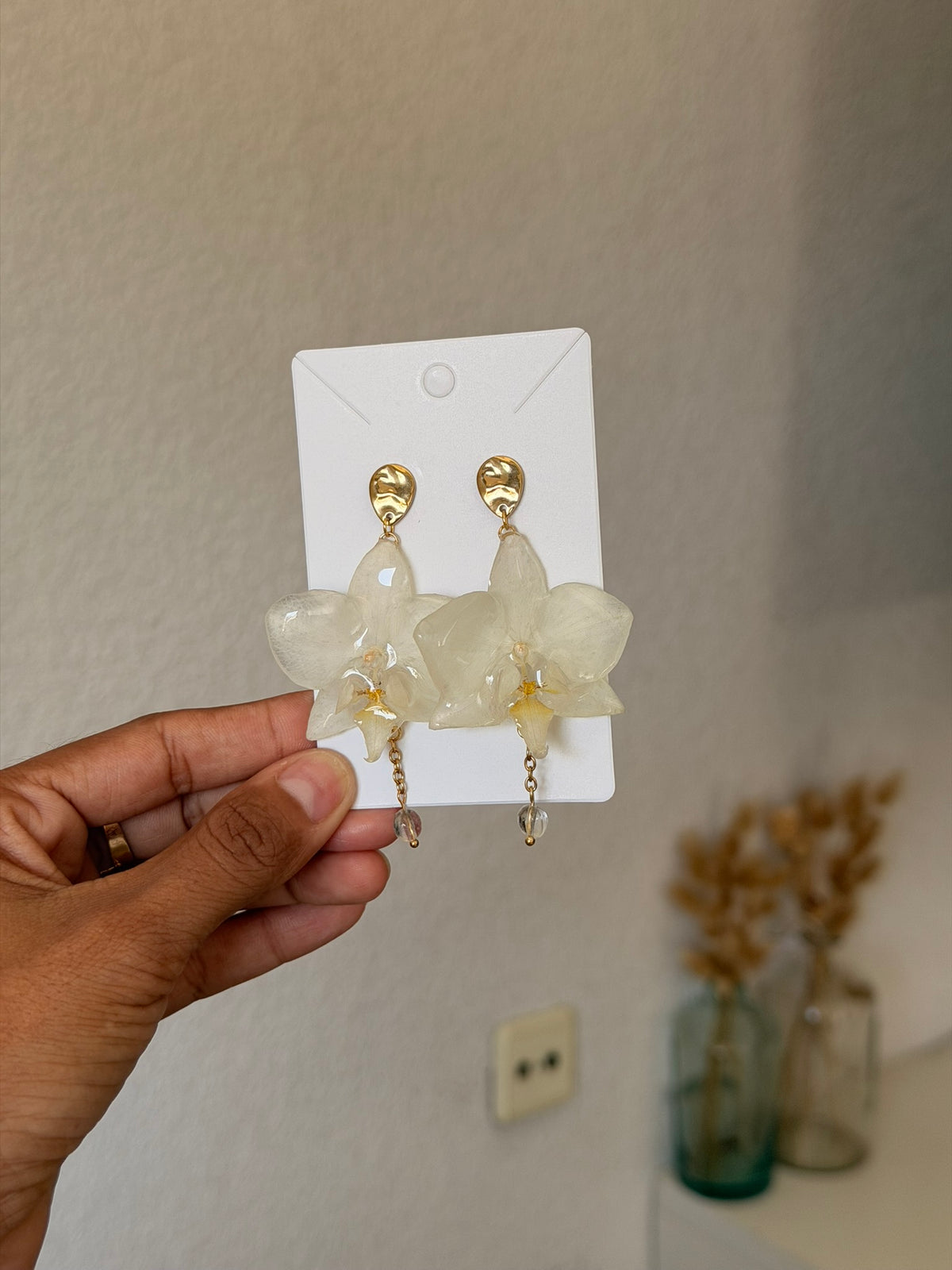 Pendientes de Orquídea Mini Phalaenopsis Natural con Caída - Detalles Dorados
