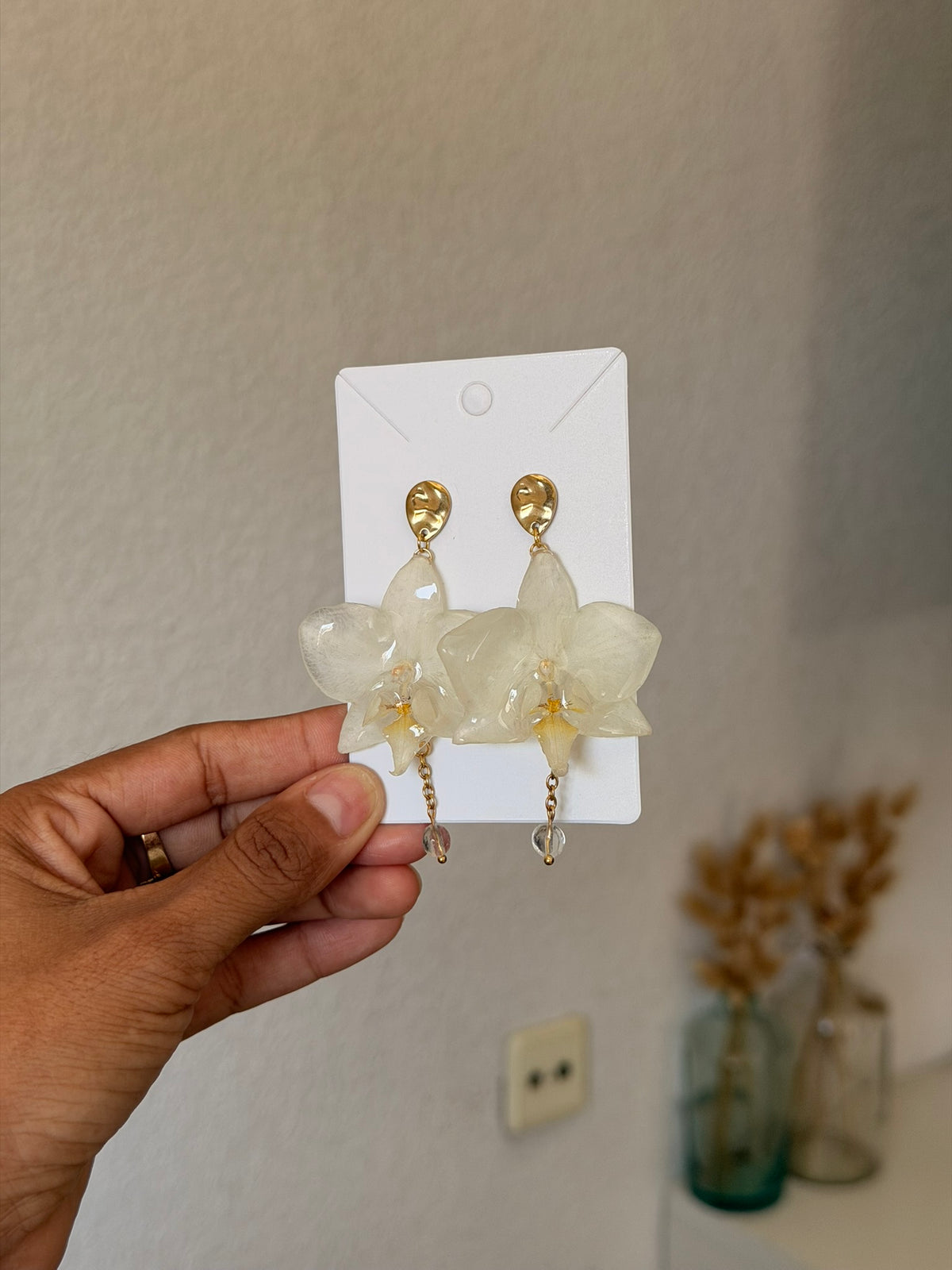 Pendientes de Orquídea Mini Phalaenopsis Natural con Caída - Detalles Dorados